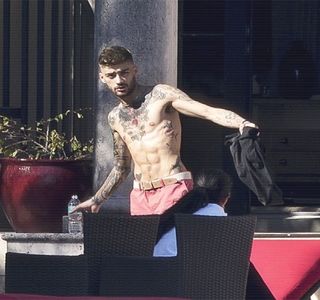 — Totodată dă dovadă de entuziasm la vederea lui, îl îndeamnă să-şi înalţe sprâncenele,; mişcându-şi bărbia înainte drept salut, completând printr-un scurt “bună seara”, ca în cele din urmă să se conformeze intenţiei acesteia de a păşi în interiorul casei, dat fiind faptul că afară
