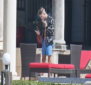 — Părinţii mei de fapt şi..” Într-o manieră bruscă se opreşte, moment în care privirea lui pică; unei anumite siluete, o blondă ce trece prin zona lor, şi care extrem de întâmplător îi captează atenţia. Subtil o priveşte pânî ce presupune că respectiva pătrunsese într-o baie, sau ceva
