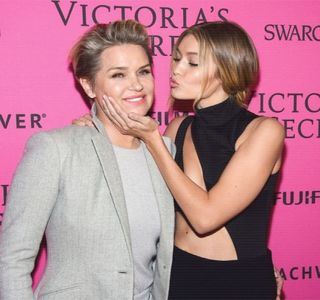 — Simte nevoia de a i se adresa utilizând următoarea replică: „ Serveşte-te cu ce doreşti,; Zayn şi te rog, simte-te ca acasă.” Un alt zâmbet îşi face apariţia pe propiul chip, unul amabil, abia mai apoi decide să adauge o altă idee, atunci când întâmplător, constată apariţia
