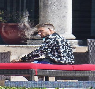 — Deşi preţ de câteva secunde inspectează masa, încercând totuşi să nu se holbeze asupra; preparatelor, căci încă se simţea înfometat din cauza faptului că mama sa nu îi oferise întregul prilej de a se înfructa din cele gătite de către ea, într-un scurt timp privirea îi urcă, având să
