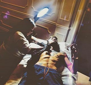 — Îl împiedică se dovedeşte a fi aspectul ei, căzând parcă într-o transă. Iniţial, răspunsul lui; ar fi fost “eşti”, unul extrem de tipic şi de un cretinism aparte, dar totuşi, prezenţa celorlalte persoane, care, chiar dacă nu le ofereau atenţie, îi reprimă gândul. Astfel, schiţând în cele
