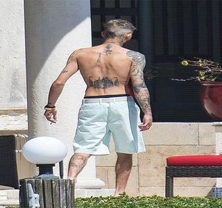 — Politicos, ulterior vocea femeii, al cărui nume nu şi-l putuse aduce aminte şi totuşi nu îndrăznea; să întrebe care ar fi acesta, răsună, captându-i atenţia. Prin rostirea acelei întrebări şi propunerea cunoaşterii respectivului nume, presupune cu uşurinţă că aceasta se referea la individa
