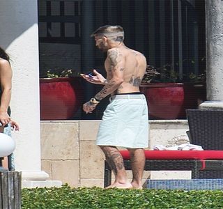 — Poziţionată pe scaunul vis-a-vis lui, mai mult decât sigur ocupând rolul fiicei ei. Desigur,; legăturile nu puteau fi făcute de către propriul creier, fapt pentru care rămâne cu buzele între-deschise preţ de câteva clipe înainte de a-şi închide gura şi de a scăpa de expresia surprinsă,
