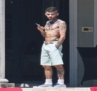 — Încuviinţând ca şi cum ar oferi cel mai evident răspuns, când, în fond, numele nu îi inspira; absolut nimic. “Cum.. cum să nu? Normal.” Continuă prin aceeaşi mişcare a capului, privirea întorcându-şi-o lent spre aceeaşi direcţie, întâlnind acelaşi albastru cuprinzător, care parcă
