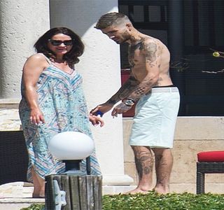 — Îl săgeta. “Jelena,” îi rosteşte numele blondei într-o manieră lentă, joasă, calmă, având să; schiţeze câtuşi de curând un mic rânjet în colţul drept al gurii. După imediata trecere a limbii peste buza inferioară, adaugă şoptind: “Îmi place,” apreciere menită a fi auzită doar de către ea.
