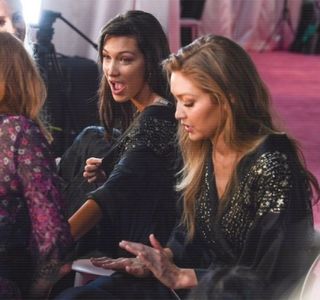 — Intervenţia mamei sale o determină să îşi întoarcă privirea în direcţia acesteia, însă doar; pentru o clipă, căci, aproape imediat revine asupra chipului noului invitat, aşteptând acum o reacţie din partea sa în ceea ce priveşte propria-i persoană. De vreme ce lucrul respectiv
