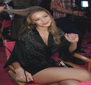 — Reacţiei propriu-zise, precum şi a rânjetului specific, un zâmbet şters îşi pune amprenta; pe chipul său. „Ce surpriză.” Rosteşte mai mult şoptit, cât pentru ea, pe o tonalitate ironică, însă lipsită de răutate, urmând ca imediat să îşi coboare ochii în farfurie. Ştiindu-l mai
