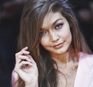 — Acesta, recurge la primul gând ce îi vine în minte, acela de a se retrage. Astfel, se ridică,; scuzându-se pe motiv că nu se simte tocmai bine, ştiind că acestu lucru ar părea credibil, cel puţin pentru mama ei. Aşadar, părăseşte livingul, îndreptându-se spre propriul dormitor.
