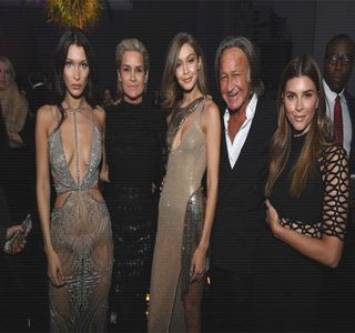 — Deşi în ultimele minute îşi angrenase atenţia în conversaţia întreţinută tot de fratele soţiei; sale, îi ascultă acestuia vorbele, încuviinţând pe alocuri ca şi cum îşi exprima acordul faţă de acesta. Însă, între timp, atenţia ajunge a-i fi captată şi de vocea soţiei sale, care, i se adresase
