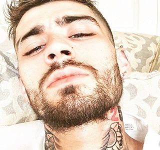 — Cum tăcerea preia întreaga situaţie, decide să se conformeze momentului şi astfel îşi rezervă; câteva clipe pentru a prelua câteva dintre preparatele înfăţişare în zona lui de acţiune, deşi masa se dovedea a fi mult mai lungă şi pline de alte persoane faţă de care deţinea reţineri.
