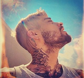 — Pe alocuri însă, aruncă scurte priviri în direcţia blondei, sperând că acestea nu erau sesizate; şi de către ea, individa trezindu-i parcă un interes de care nu avea nicio idee că-l deţine în respectivele momente. În cele din urmă, începe să guste din puiul preparat, fiind de fapt şi alimentul
