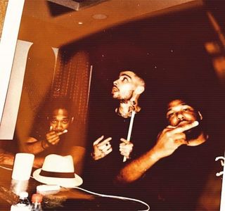 — Mult timp din Bradford. Am ales să merg în State.. ştiţi dumneavoastră, puţină muncă n-ar; fi stricat. Dar după ce am stat şi m-am gândit mai bine.. nicăieri nu-i ca acasă.” Îi oferă acestuia răspunsul chiar în urma înghiţirii acelui dumicat, fiind ulterior luat prin surprindere de
