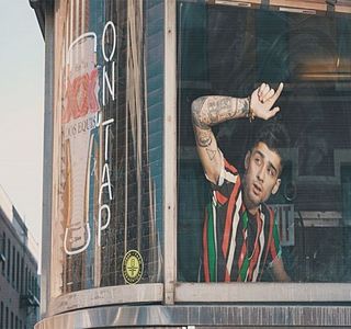 — De a face lumea să se simtă mai bine. Nu văd de ce n-ar funcţiona şi acum.” Astfel, prin cele; înlănţuite, se scuză restului invitaţilor înainte de a se ridica şi de a ocoli masa pentru a dispărea în definitiv din interiorul livingului. Aflat pe hol, privirea îi fuge dintr-o parte în cealaltă î
