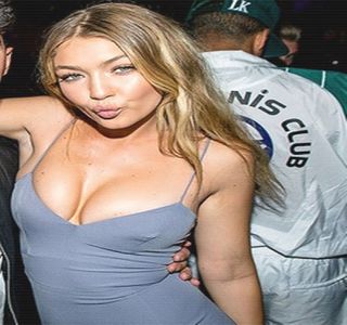 — Cufundată în gânduri, atenţia îi e captată de o voce masculină pe care o percepe în; aceeaşi secundă în care îşi şi ridică privirea, regăsindu-l în faţa ei pe brunetul în jurul căruia se învârtea întreaga poveste. Auzind cuvintele sale, un zâmbet natural îi preia conturul buzelor,
