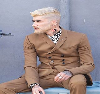 — Pe parcurs ce-i acordă în întregime atenția sa vizuală, privirea lui coboară de pe chipul; acesteia, pe corpul ei ghemuit, chiar pe parcursul perioadei în care blonda nu îi oferea pe deplin interesul prin vreo anumită privire. Abia atunci când ochii lui întâlnesc același albastru profund și
