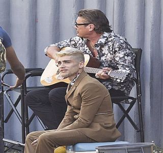 — Astfel, dorind să treacă peste respectivul impediment, privirea lui coboară asupra; propriilor adidași înainte de a-i urca din nou asupra chipului ei, sesizând-o în plin moment al holbării. Din această cauză, zâmbetul îi preia controlul buzelor, din nou. “Așadar.. Jelena.” Îi rosteșt
