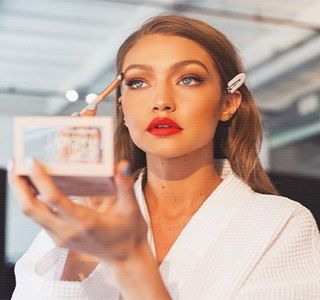 — totodată de pe treapta respectivă și coborând alte câteva în direcția lui.; “Mi-era teamă că va fi nevoie să-mi caut ochelarii și să-mi împletesc două codițe ca să te luminez.” Întreține atmosfera destinsă prin aluzia adusă la imaginea abordată de ea în
