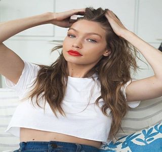 — trecut, una ce nu ar fi atras atenția nimănui, sau cel puțin nu a lui.; “Dar nu a fost nevoie, așa că ce pot să zic. M-ai prins,...Zayn.” Conclude, accentuând numele acestuia odată ce prin intermediul ochilor privirea ajunge să i-o fixeze, de asemenea.
