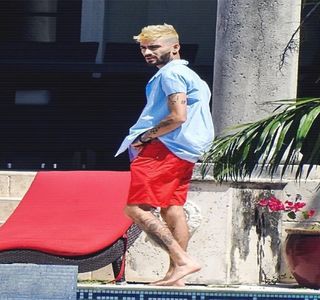 — De îndată ce și blonda prinde firul vorbelor sale, lejeritatea începe să i se citească pe chip; prin rânjetul care treptat prinde forma unui zâmbet. Chiar dacă ea recurge la respectiva aluzie prin care ar fi reușit să-i aducă întreaga cunoștință în prim-plan, descriind întocmai imaginea individe
