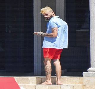 — Din liceu, alege să nu interpreteze în mod greșit vorbele ei doar pentru a îi impune o; stare poate chiar proastă, căci în primul rând se afla în casa familiei acesteia. “Am avut senzația că totuși am mai văzut ochii ăștia o dată în viața mea.” Decide să aducă discuția pe o linie de
