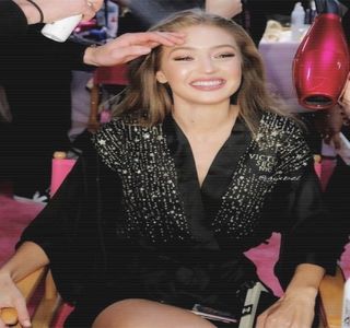 — câteva secunde rămâne blocată asupra ochilor săi, într-un moment; neașteptat, spatele i-l întoarce, niște șuvițe blonde de păr lovindu-i ușor chipul brunetului. De asemenea, în aceeași clipă, următoarele cuvinte îi sunt adresate:
