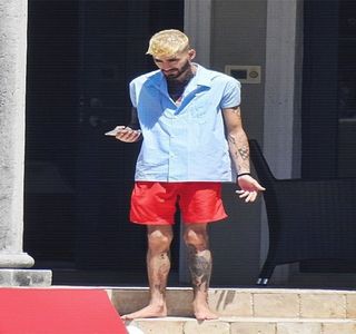 — Brusca ei întoarcere și atingerea firelor de fața proprie îi produc închiderea pleoapelor timp de; câteva secunde. “Mi s-a mai spus,” devine singura sa reacție vocală, drept răspuns al constatării acesteia, susținându-i privirea timp de alte câteva secunde în plus. Faptul că blonda recurge la
