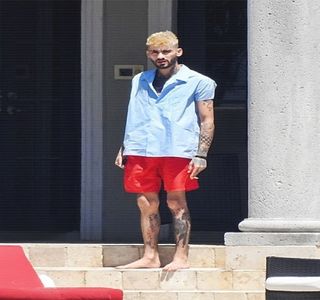 — Urcarea altor trepte îi aduce pe chip o încruntătură iminentă, având ca imediat după să; reacționeze instant prin retragerea palmei introduse anterior în buzunarul pantalonilor și întinderea brațului în direcția acesteia în așa fel încât să i-l prindă pe cel al lui Gigi prin intermediul
