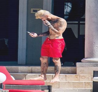 — Propriei palme, cauzându-i oprirea. “Când am spus că-ți neglijezi invitații, nu m-am referit; sub nicio formă la ei.” Alege să constate respectivul amănunt, sperând că individa va pricepe aluzia sa, produsă față de propria-i persoană. “Unde pleci?” Respectiva întrebare vine apoi, din contră,
