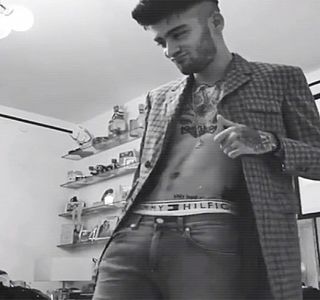 — Iar privirea lui fuge în mod constant de pe ochii blondei, pe buzele ce încă se mişcau pe; parcursul vorbirii. Resimţind o oază de amuzament, cauzată pe deplin de felul în care aceasta punea problema, capul şi-l coboară şi, pentru a-şi suprima zâmbetul preluat anterior,
