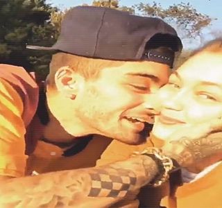 — Asupra individei. Din dorinţa de a profita de moment, căci prilejul avut i se părea a fi mult; mai benefic decât reîntoarcerea la masa plină de persoane necunoscute şi destul de plictisitoare, îşi muşcă din nou buza inferioară înainte de a indica cu ajutorul bărbiei spre ea. “Ai prieten?”
