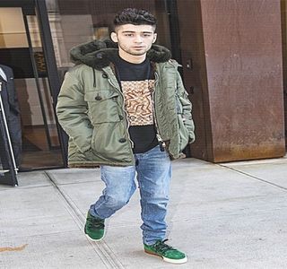 — Tău de telefon. Ce zici?” În final, reușește să-și imprime seriozitatea pe chip. Dar totuși,; presupunând o reacție deloc benefică lui, decide s-o tachineze prin următoarele: “Nu neg posibilitatea de a avea un prieten, dar să știi că în cazul în care ai vrea să scapi de el, m-aș putea da
