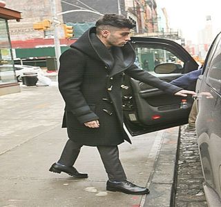 — Oricând drept tatăl tău. Știi tu, tipicul: ce mă enervează individul ăsta, ia să mă prefac eu; că mă cheamă ai mei acasă.” Simțindu-se amuzat de propria idee, deși în final își aduce palma strânsă sub forma unui telefon spre zona urechii, strâmbă jucăuș din nas.
