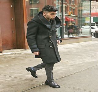 — Pentru a o trage spre interior, în așa fel încât să-și exprime surprinderea odată cu vorbele; ei. Fără a pierde din timp, palmele și le retrage din buzunarele pantalonilor, iar imediat, cea dreaptă ajunge în dreptul celui de la spate de unde își retrage și telefonul. Deblocarea acestuia are
