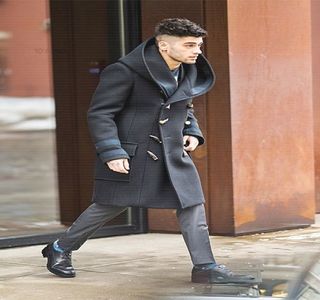 — Telefonului și introducerea acestuia în același loc, căci devenise conștient de faptul că nu ar; fi putut primi din partea blondei ceea ce și-ar fi dorit. “Îndrăzneț din partea ta să fii atât de sigură că intenționam să te scot pe undeva.” Continuând în aceeași manieră, mai precis, falsând
