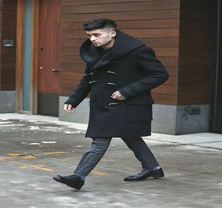 — Surprinderea și parcă o mică desconsiderare, privirea lui rămâne fixată asupra aceluiași; albastru intens. “Ți-am spus doar că joc rolul vecinului bun și cam atât. Așa multă încredere aveți în sexul opus vouă, mai nou?” Sfârșește prin a-și menține o singură sprânceană arcuită,
