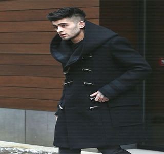 — Pufnind drept adăugire. “Fetele.” Conchide ironic.