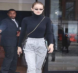 — cu următoarele: “Poate n-am petrecut noi prea mult timp în liceu,; dar tind să cred că te cunosc.” La final schițând un mic zâmbet, deținând o oarecare tentă amuzată.
