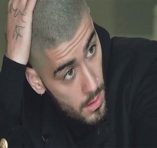 — Privirea lui coboară instant asupra locului peste care palma acesteia ajunge, fiind de; altfel luat prin surprindere de către brusca ei schimbare de spirit, cauzând menținerea sprâncenei încă arcuite. Îi oferă în schimb răgazul de a își finaliza constatarea, un lucru care, prinde și o
