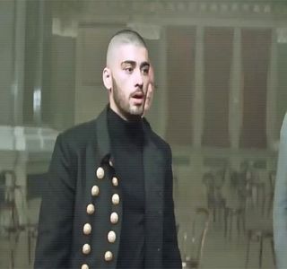 — Astfel intențiile. Abia atunci palma i-o eliberează chiar dacă înainte i-o strânge ușor.; “Pun pariu că de fapt n-ai niciun prieten, iubit.. ia-o cum vrei. Pentru că, să fiu sincer, vorbim deja de câteva minute și singurul lucru pe care aș vrea să-l fac acum e să te lipesc de peretele ăla 
