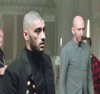 — Gestul pe care blonda îl exercită la nivelul frunţii sale îl ia prin surprindere, şi, chiar dacă; într-o oarecare măsură îl deranjase, alege să rămână impasibil, dar totuşi să-şi încordeze aproape evident maxilarul, un lucru nu prea bine definit, date fiind firele de barbă deja crescute.
