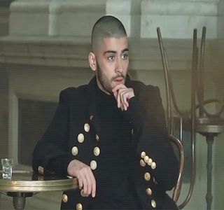 — În acel moment. Ulterior, când privirile li se întâlnesc din nou, rosteşte: “Ai putea-o face.”; Constată el, referitor la întrebarea finală pronunţată de către blondă. Dorind a-şi explica alegerea de cuvinte, continuă astfel, “E doar în capul tău faptul că încerc ceva cu tine, sau orice
