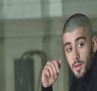 — “Nu ştiu dacă pricepi dar, eşti singura individă de vârsta mea cu care am reuşit să comunic; ca o persoană normală de când m-am întors. Aşa că nu-mi trânti mie în faţă legendele astea în care tu crezi de acum nu ştiu câţi ani. Vreau doar să vorbim. Plus că, aş prefera să vorbesc
