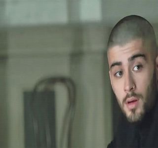 — Mai mult cu tine decât să aflu cum a făcut mama ta plăcinta sau prin ce peripeţii a mai; trecut tatăl tău pe la saune d-astea luxoase.” Sfârşeşte prin a diminua exagerat distanţa dintre amândoi, şi a rosti concludenta întrebare: “Îmi dai numărul tău? Da sau nu. Atât cer.”
