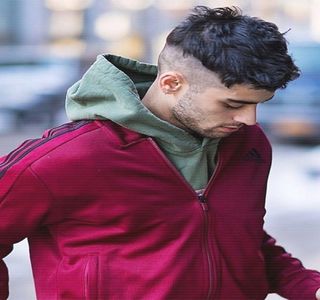 — Deblocarea acestuia şi i-l întinde într-o fracţiune de secundă, fiindu-i deci înşfăcat de către; ea. Urmăreşte procesul de primire a respectivului număr, doar pentru a avea asigurarea faptului că respectivul se dovedea a fi de fapt unul existent. Odată finalizată acea acţiune,
