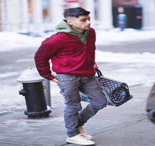 — Îşi prinde telefonul din mâna acesteia, dar atunci când îi ajunge introdus înapoi în buzunar,; pieptul îi este împins, cauzându-i depărtarea prin doar doi paşi. Rânjetul îi acaparează din nou buzele, urmând ca în imediata vecinătate a timpului să rostească: “Puteam fi mai bine.”
