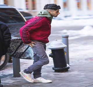 — Constată în mod răutăcios înainte de a coborî o treaptă cu spatele. “Cred c-ar trebui să mă; retrag până ce n-ajungi să mă iei la bătaie dacă din întâmplare te întreb ce mărime porţi la pantofi.” Din moment ce continuă tachinarea, îi face cu ochiul înainte de a coborî treptele.
