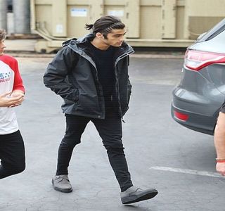 — Următoarea zi și-o petrecuse aproape în totalitate alături de propria-i familie, chiar; dacă dimineața îi fusese oarecum ocupată. Străbătuse centrul orașului în căutarea unei săli de sport, impuls venit de fapt din partea vorbelor tatălului lui Gigi, de cu o zi în urmă, amintindu-i astfe
