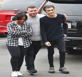 — Întoarce corpul în așa fel încât să se poată trânti de-a lungul saltelei. Aducând dispozitivul; spre zona feței sale și, fiind totodată susținut prin intermediul ambelor palme, are loc deblocarea acestuia, chiar după ce constată că primise câteva mesaje. Fără a mai sta pe gânduri, intră în
