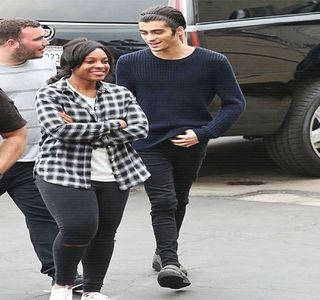 — În care intenționează să părăsească respectiva aplicație, sprâncenele i se înalță de îndată; ce un gând îi străfulgeră mintea. Respectivul îi cauzează curbarea buzelor într-un rânjet și alegerea creării unui nou mesaj, mesaj provenit de această dată din partea lui. Având în vedere că nu
