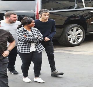 — Exista o conversație deja întreținută alături de persoana ce-i străbătea mintea, tastează de; îndată numele “Gigi” în respectiva căsuță, și, imediat ce tastatura apare în cadru, pe moment își rezervă câteva clipe pentru a medita asupra unei compoziții. Abia după câteva secunde numărabile,
